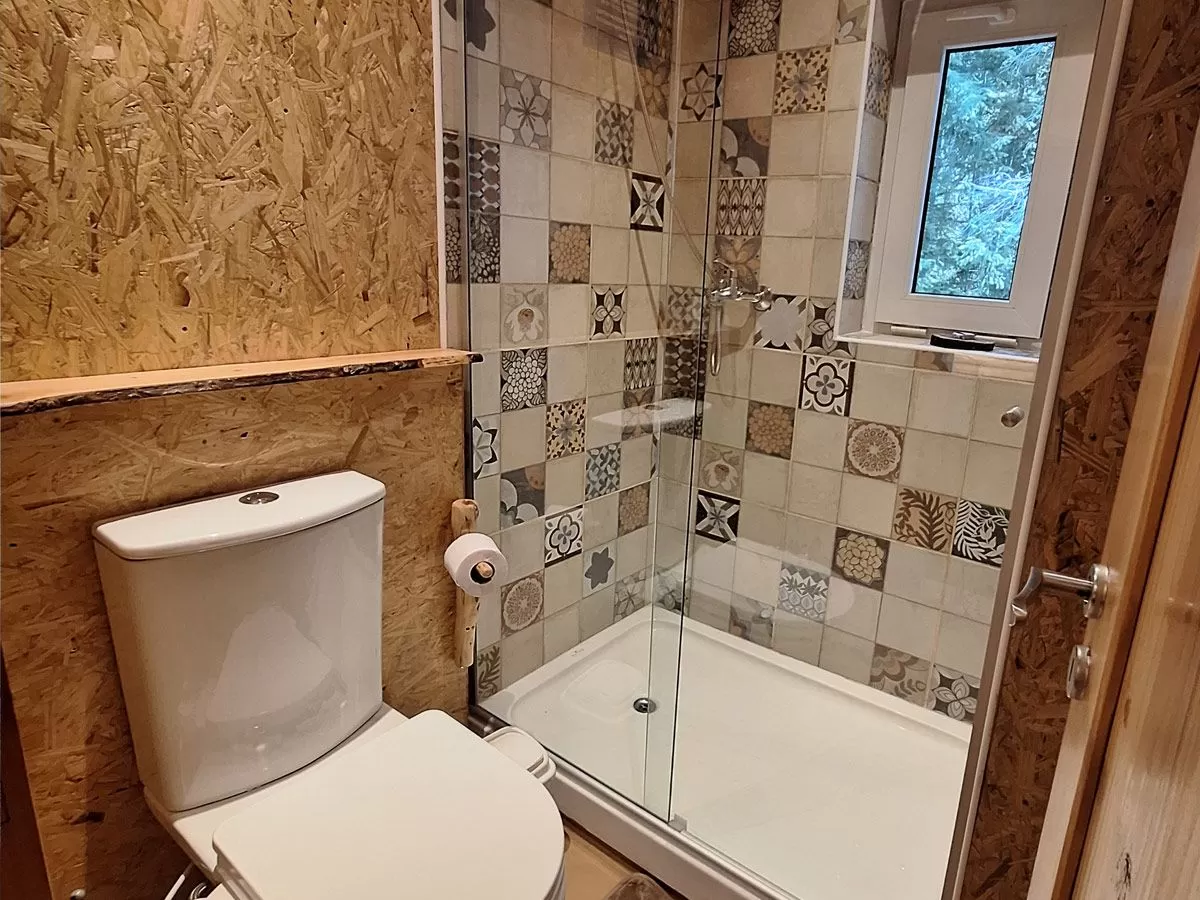 CABAÑA SHANTI- Naturaleza que abraza y confort que enamora, con vista al lago para 4 o 5 personas.