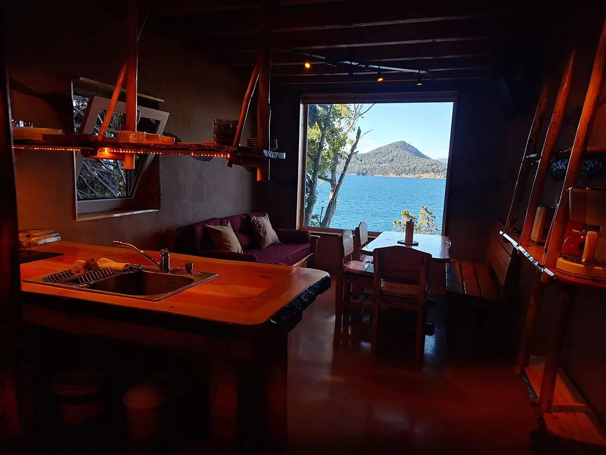 CABAÑA SHANTI- Naturaleza que abraza y confort que enamora, con vista al lago para 4 o 5 personas.