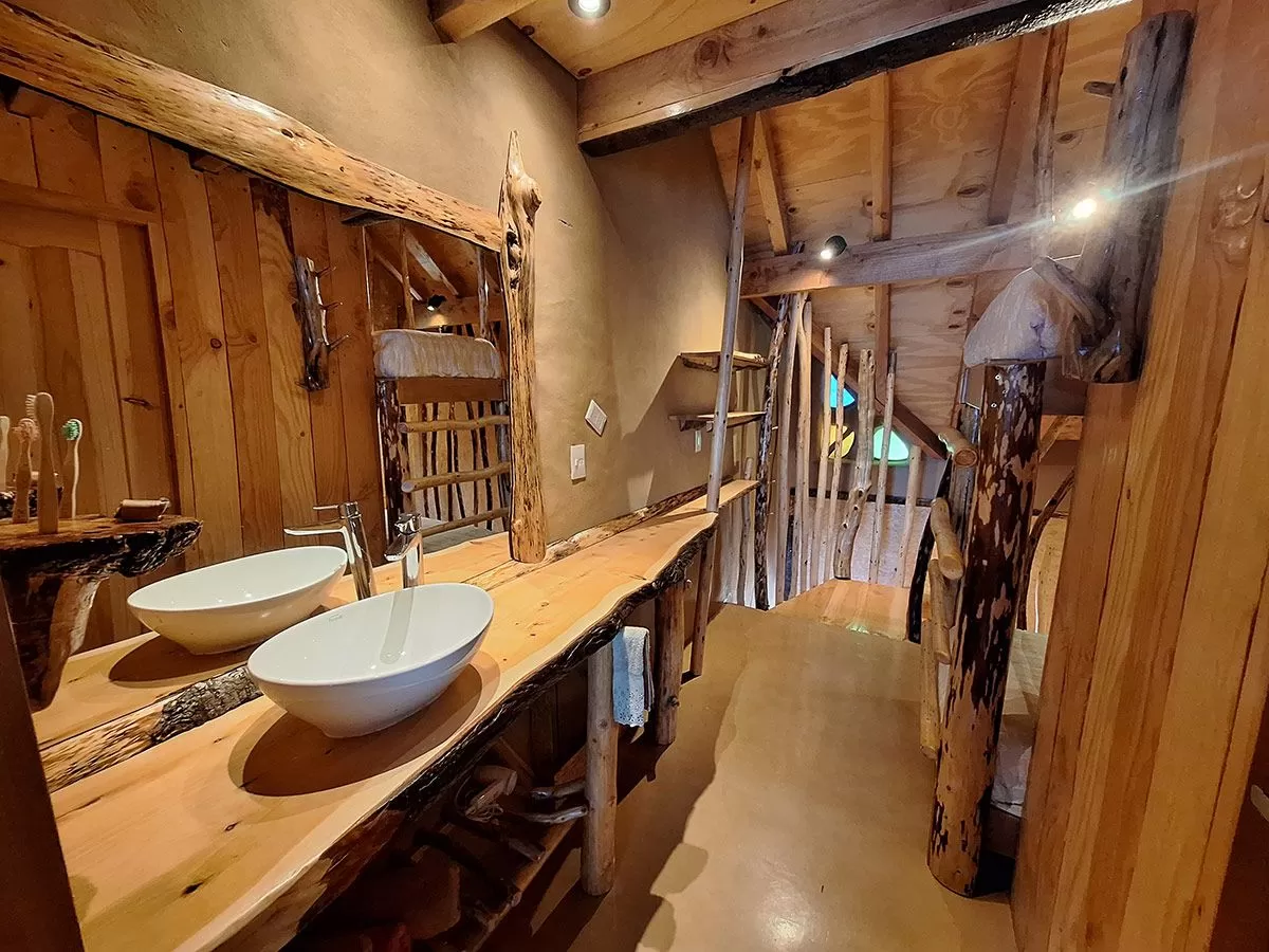 CABAÑA SHANTI- Naturaleza que abraza y confort que enamora, con vista al lago para 4 o 5 personas.